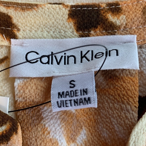 NWT Calvin Klein Floral blouse with flutter Sleeves - Picture 5 of 10